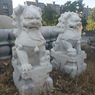 汉白玉石雕一对镇宅招财的狮子博鱼网页版