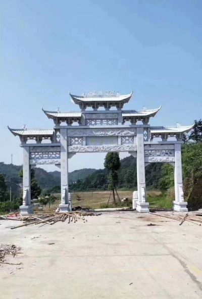 墓园摆放青石浮雕仿古三门五斗拱牌坊