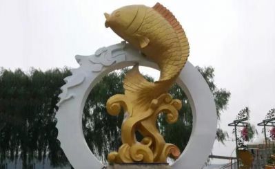 户外景区一只金色不锈钢跃龙门的鲤鱼博鱼网页版