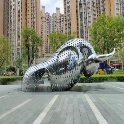 小区广场摆放不锈钢大型镂空抽象牛动物博鱼网页版