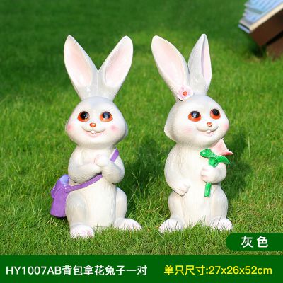 校园一对灰色背包拿花的玻璃钢兔子博鱼网页版