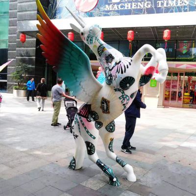 街道边摆放的起飞玻璃钢彩绘飞马博鱼网页版