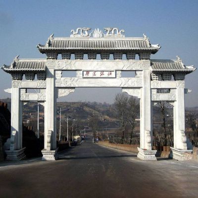 大型村里城镇景观三门四柱石雕牌坊博鱼网页版
