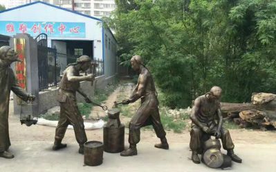 商场步行街摆放古人传统打铁人物鎏金玻璃钢博鱼网页版