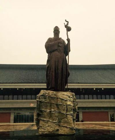 历史博物馆摆放彩绘孙思邈青铜博鱼网页版