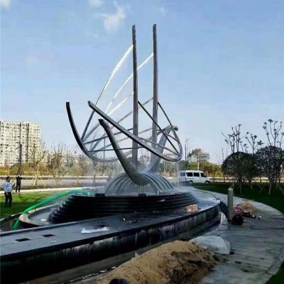小区售楼部草地摆放不锈钢抽象船喷泉水池博鱼网页版