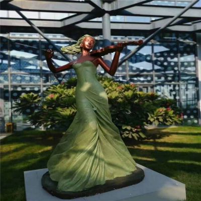 广场摆放玻璃钢弹小提琴人物博鱼网页版