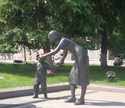 公园户外小孩学走路成长铜雕儿童博鱼网页版