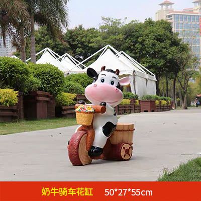 城市街道一只骑车的玻璃钢牛博鱼网页版
