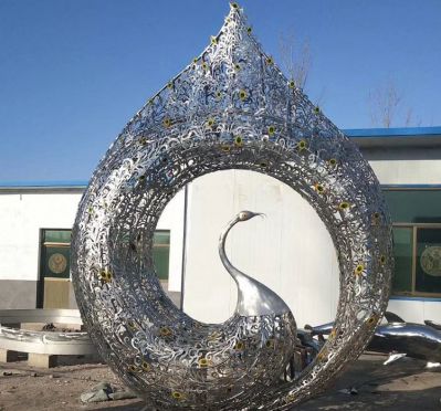 街道边一只傲娇不锈钢镂空的孔雀博鱼网页版