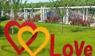 公园里摆放的带爱心的不锈钢创意LOVE博鱼网页版