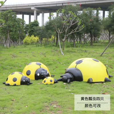 草地上摆放的一家四口玻璃钢彩绘瓢虫博鱼网页版