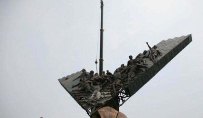足球博鱼网页版-广场足球队人物景观玻璃钢仿铜雕