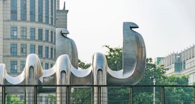 广场摆放的加长的玻璃钢喷漆骆驼博鱼网页版