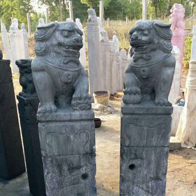 农场摆放青石狮子雕刻拴马柱博鱼网页版