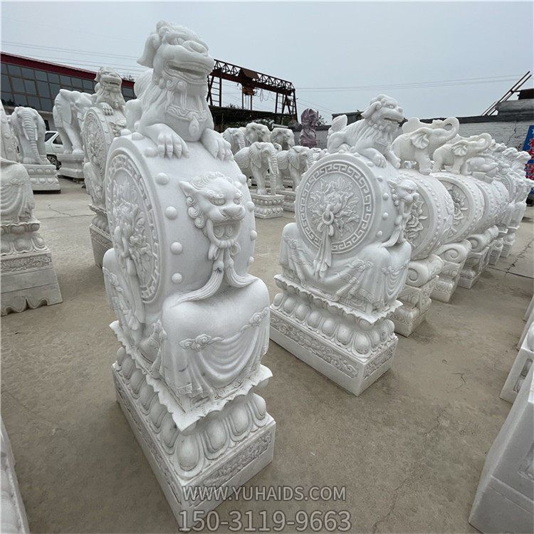 中式庭院门口摆放汉白玉浮雕小狮子石墩镇宅招财抱鼓石博鱼网页版