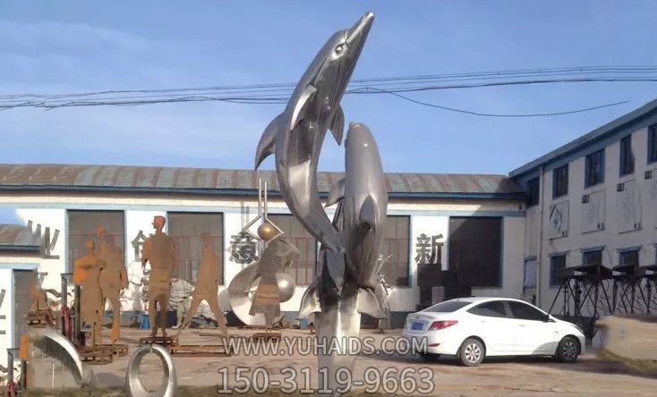 农场院内三只不锈钢海豚博鱼网页版