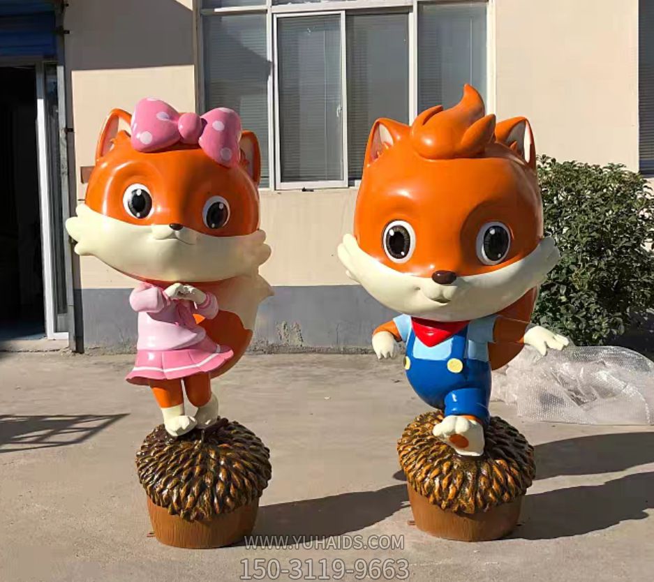 幼儿园两只站在松子上的卡通玻璃钢松鼠博鱼网页版