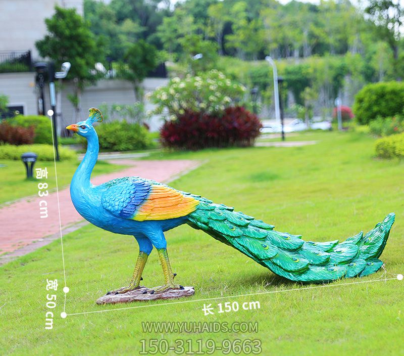 公园里有一只散步的玻璃钢彩绘孔雀博鱼网页版
