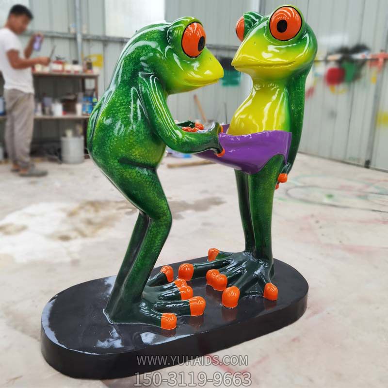 室内摆放两只玻璃钢青蛙博鱼网页版