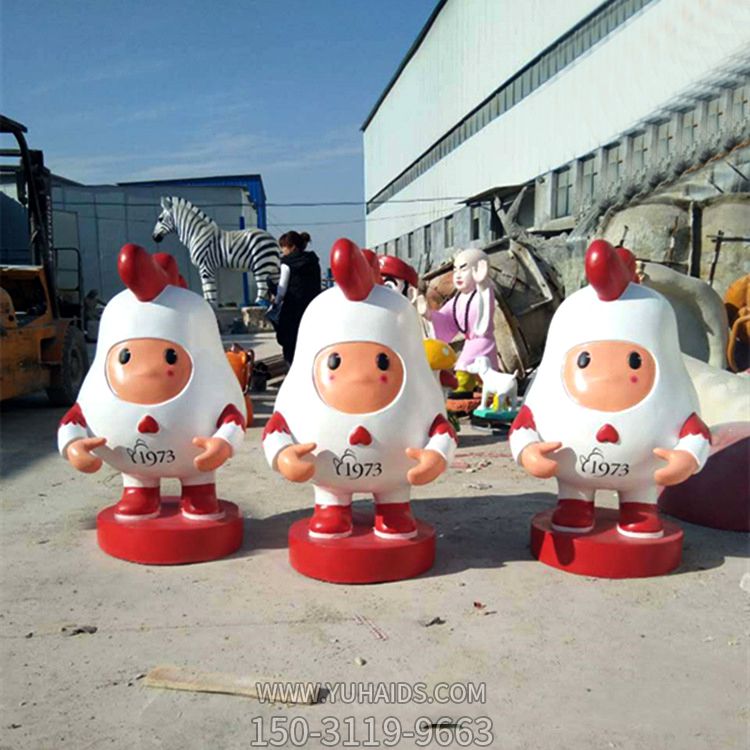 公园摆放的三只玻璃钢卡通鸡博鱼网页版