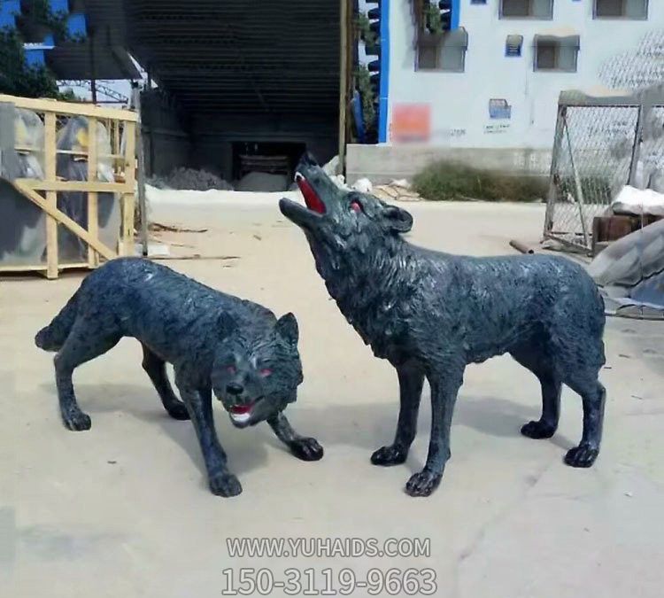 景区两只玻璃钢狼博鱼网页版