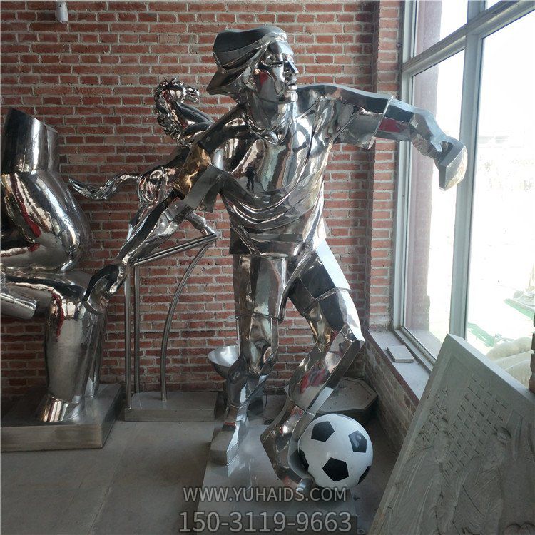 不锈钢镜面校园室内广场踢足球的人物博鱼网页版