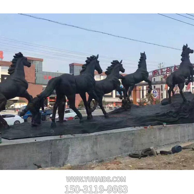 广场大型玻璃钢仿铜马群博鱼网页版