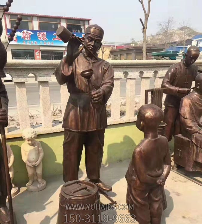 酒文化户外园林商场玻璃钢仿铜打酒的人物景观博鱼网页版