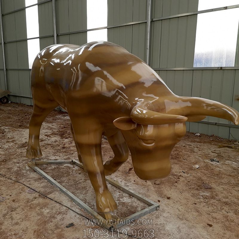 街道上摆放的一只棕色的玻璃钢彩绘华尔街牛博鱼网页版