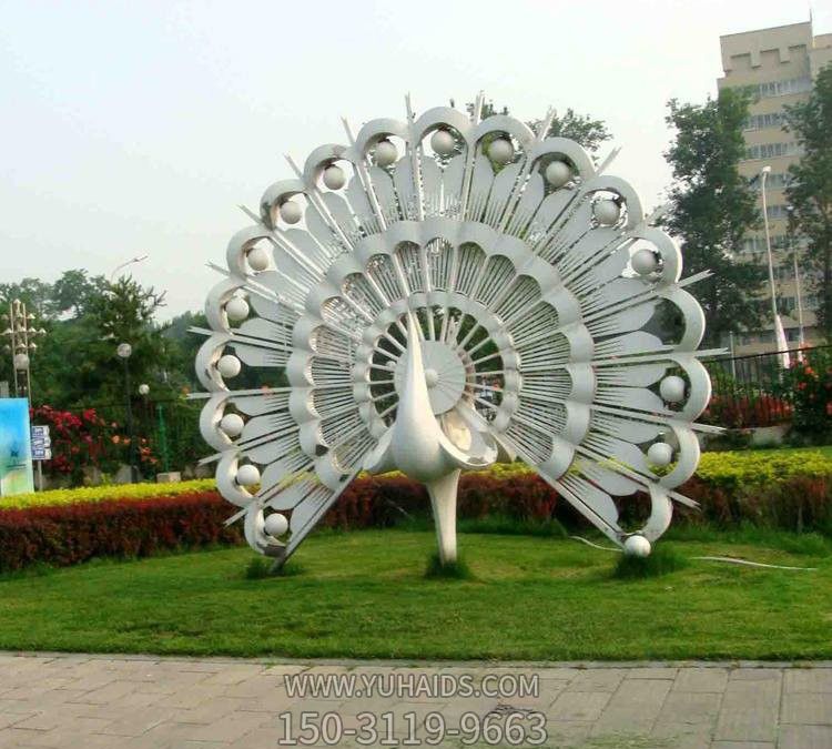 草坪上一只骄傲的玻璃钢抽象的孔雀博鱼网页版