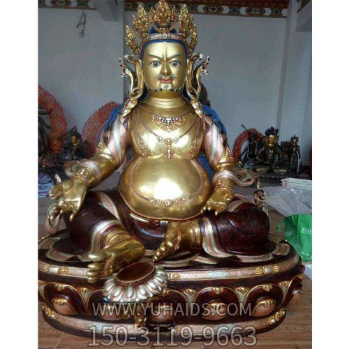 寺庙室内供奉黄铜佛像博鱼网页版