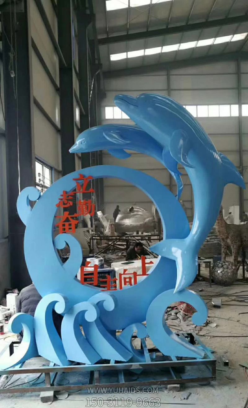 校园两只蓝色带字的不锈钢海豚博鱼网页版