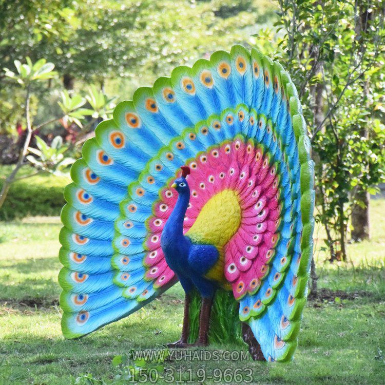 五颜六色的开屏孔雀，玻璃钢材质博鱼网页版