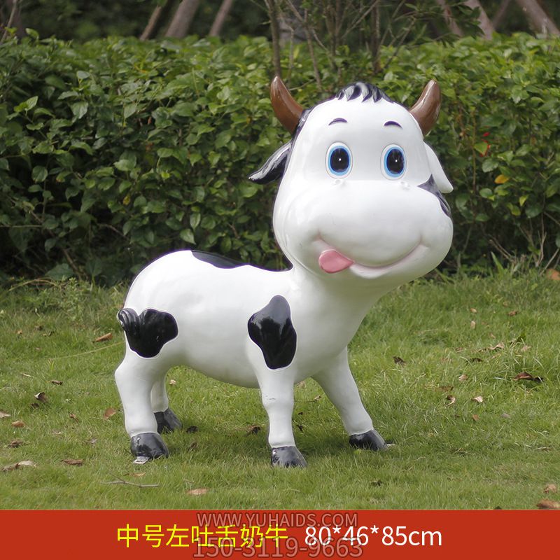 草坪中一只中号吐舌头的玻璃钢牛博鱼网页版