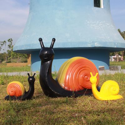 公园摆放的一大两小的玻璃钢彩绘蜗牛博鱼网页版