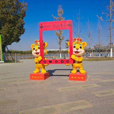 商场摆放玻璃钢卡通老虎相框景观博鱼网页版