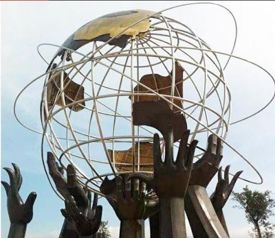 广场不锈钢众人托举的球体博鱼网页版