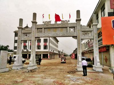 新农村口摆放大理石三门四柱牌坊