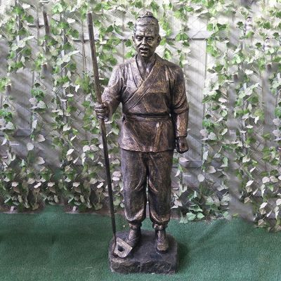手拿锄头的玻璃钢仿铜农民博鱼网页版