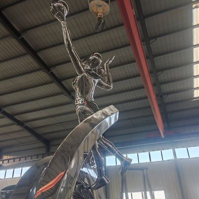 校园广场不锈钢镜面抽象运动打球的人物博鱼网页版