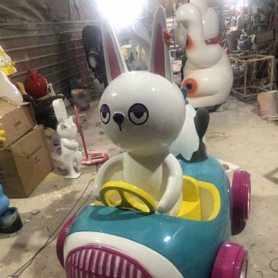 玻璃钢卡通开车的兔子景观摆件