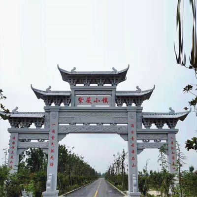 景区村口摆放大理石石雕牌坊