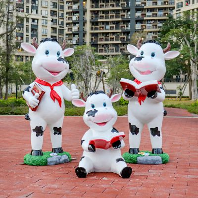 学校摆放三只看书的玻璃钢牛博鱼网页版