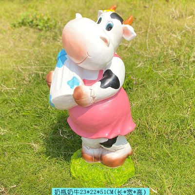 游乐场一只抱着奶瓶的玻璃钢牛博鱼网页版