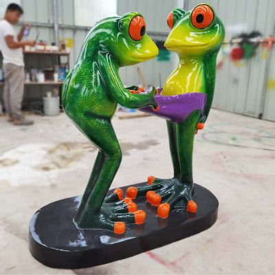 室内摆放两只玻璃钢青蛙博鱼网页版