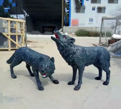景区两只玻璃钢狼博鱼网页版