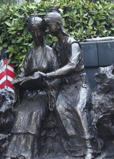 户外铜雕两个女孩的读书博鱼网页版