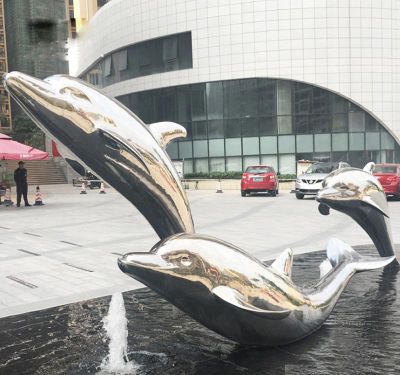 商厦门口一家三口不锈钢海豚博鱼网页版