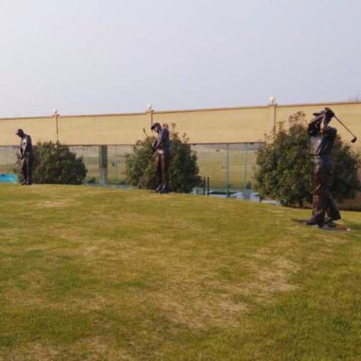 运动场草地摆放玻璃钢仿铜打高尔夫人物博鱼网页版